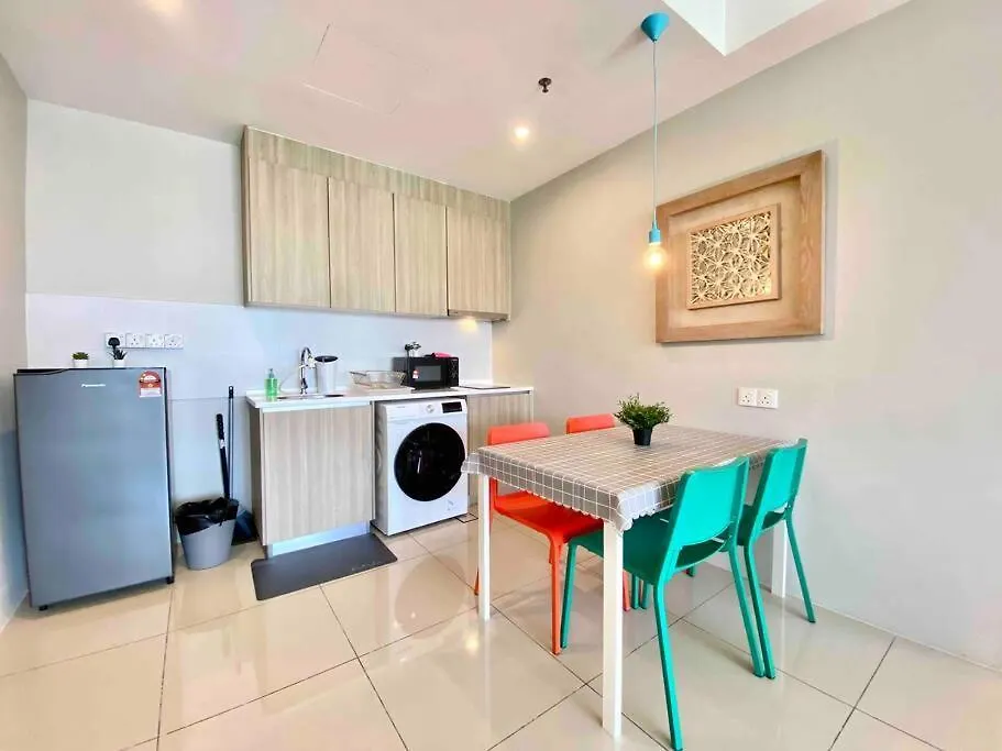 Tropicana 218 Macalister #Wondercolor #Infinity Pool #Georgetown #5Pax #2Br 2Bath #1King 1Queen 1Single #Quality Well Maintained #Private Host 0*, George Town